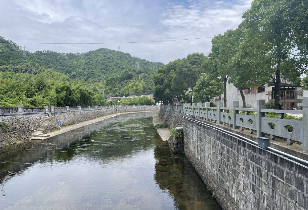 Det är måttligt till kraftigt regn i södra delen av Ningbo idag