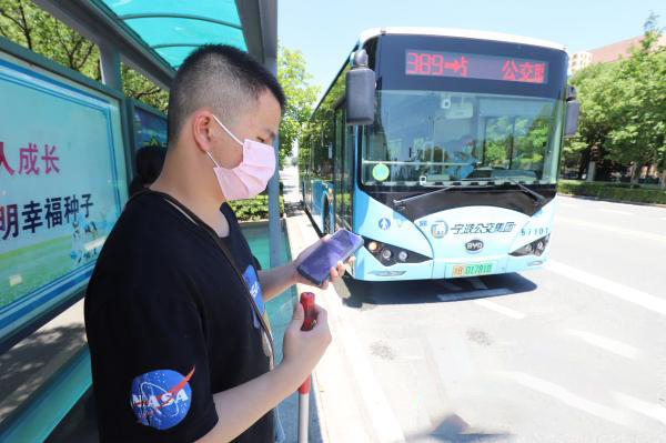 Den första guidebussen i Ningbo är tillgänglig för synskadade