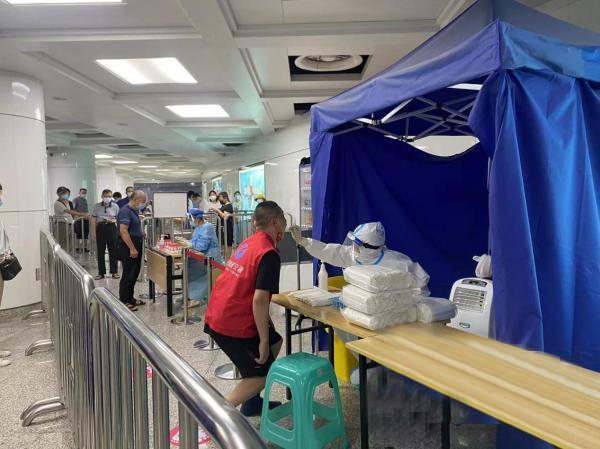 Tunnelbanestationen i Ningbo kan också testas för nukleinsyra och är öppen två gånger om dagen