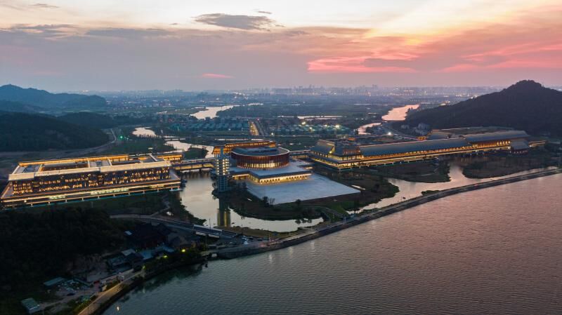 Ningbo International Convention Center lyser upp