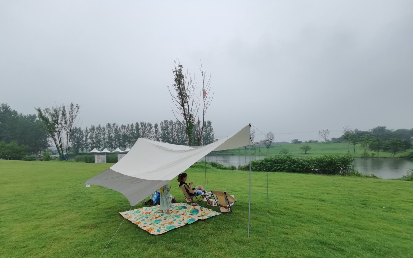 Solocamping, hur bygger man en baldakin ensam?